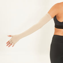 Carregar imagem no visualizador da galeria, Model Back: Uv Line Glove Extra Long Glove Chocolate Upf50+
