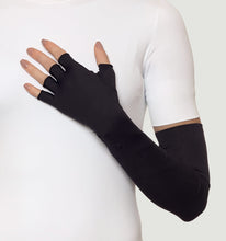 Carregar imagem no visualizador da galeria, Model Front: Uv Line Glove Extra Long Glove Preto Upf50+
