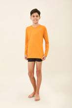 Carregar imagem no visualizador da galeria, Model Front: Uv Line Rash Guard Kids Longsleeve Uvpro Laranja
