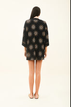 Carregar imagem no visualizador da galeria, Model Back: Uv Line Maxi Dresses Kimono Shine-Preto Upf50+
