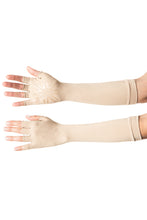 Carregar imagem no visualizador da galeria, Model Front: Uv Line Glove Long Glove Chocolate Upf50+

