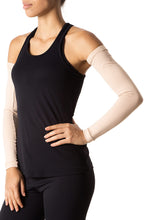 Carregar imagem no visualizador da galeria, Model Front: Uv Line Glove Long Sleeve Beige Upf50+

