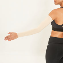 Carregar imagem no visualizador da galeria, Model Back: Uv Line Glove Long Sleeve Beige Upf50+
