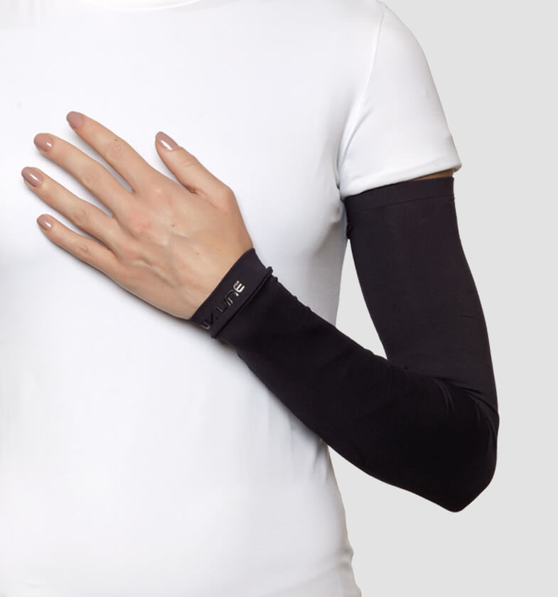 Model Front: Uv Line Glove Long Sleeve Black Upf50+