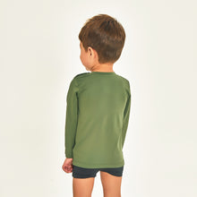 Carregar imagem no visualizador da galeria, Model Back: Uv Line Rash Guard Longsleeve Baby Verde Militar Upf50+
