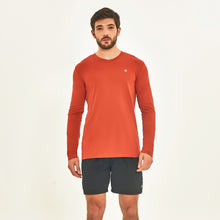 Carregar imagem no visualizador da galeria, Model Front: Uv Line Rash Guard Longsleeve Sport Fit Ferrugem Upf50+
