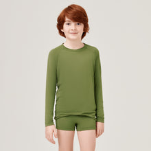 Carregar imagem no visualizador da galeria, Model Front: Uv Line Rash Guard Longsleeve Uvrpo Inf Verde Militar Upf50+
