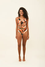 Carregar imagem no visualizador da galeria, Model Front: Uv Line One-Piece Marina Mangara Upf50+
