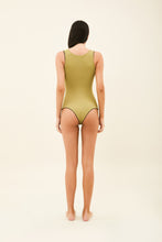Carregar imagem no visualizador da galeria, Model Back: Uv Line One-Piece Mirela Oliva Preto Upf50+
