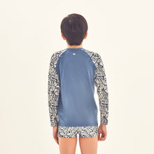 Carregar imagem no visualizador da galeria, Model Back: Uv Line Rash Guard Rash Guard Kids Costela Aco Off White Upf50+

