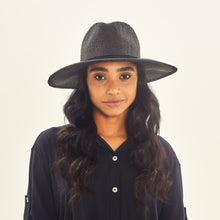 Carregar imagem no visualizador da galeria, Model Front: Uv Line Floppy Hat Saint Germain Preto Upf50+
