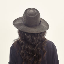 Carregar imagem no visualizador da galeria, Model Back: Uv Line Floppy Hat Saint Germain Preto Upf50+
