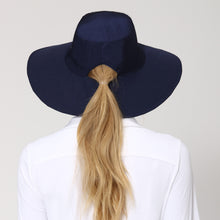 Carregar imagem no visualizador da galeria, Model Back: Uv Line Floppy Hat San Diego Marinho Oceano Upf50+
