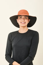 Carregar imagem no visualizador da galeria, Model Front: Uv Line Floppy Hat San Diego Preto Caramelo Upf50+
