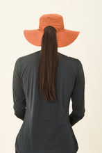 Carregar imagem no visualizador da galeria, Model Back: Uv Line Floppy Hat San Diego Preto Caramelo Upf50+
