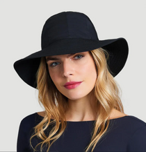 Carregar imagem no visualizador da galeria, Model Front: Uv Line Floppy Hat San Remo Preto

