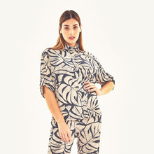 Carregar imagem no visualizador da galeria, Model Front: Uv Line Beach Top Shirt Copa Costela Off White Upf50+
