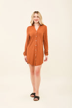 Carregar imagem no visualizador da galeria, Model Front: Uv Line Shirtdress Shirtdress Copenhagen Caramelo Upf50+
