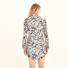 Carregar imagem no visualizador da galeria, Model Back: Uv Line Shirtdress Shirtdress Costela Aco Off White Upf50+
