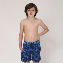 Carregar imagem no visualizador da galeria, Model Front: Uv Line Boy&#39;s Swimwear Short Acqua Oceano Inf Upf50+
