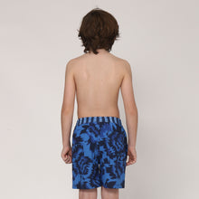 Carregar imagem no visualizador da galeria, Model Back: Uv Line Boy&#39;s Swimwear Short Acqua Oceano Inf Upf50+
