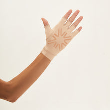 Carregar imagem no visualizador da galeria, Image 02: Uv Line Glove Short Glove Chocolate Upf50+
