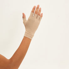 Carregar imagem no visualizador da galeria, Model Back: Uv Line Glove Short Glove Chocolate Upf50+
