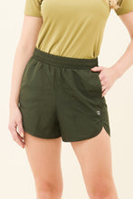 Carregar imagem no visualizador da galeria, Gallery: Uv Line Fitness Bottom Short Race Verde Militar Upf50+
