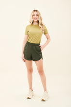 Carregar imagem no visualizador da galeria, Model Front: Uv Line Fitness Bottom Short Race Verde Militar Upf50+
