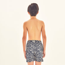 Carregar imagem no visualizador da galeria, Model Back: Uv Line Boy&#39;s Swimwear Shorts Kids Costela Aco Upf50+
