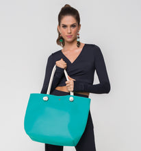 Carregar imagem no visualizador da galeria, Model Front: Uv Line Beach Bag Silicone Bag Turquesa

