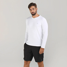 Carregar imagem no visualizador da galeria, Model Front: Uv Line Fitness Top Sport Fit Ml Branco Msc
