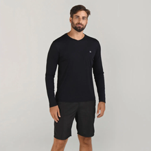 Carregar imagem no visualizador da galeria, Model Front: Uv Line Fitness Top Sport Fit Ml Preto Msc
