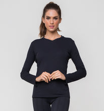 Carregar imagem no visualizador da galeria, Model Front: Uv Line Fitness Top Sport Fit Preto Fem
