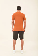 Carregar imagem no visualizador da galeria, Model Back: Uv Line T-Shirt For Men T-Shirt Sport Fit Caramelo Upf50+
