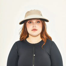 Carregar imagem no visualizador da galeria, Model Front: Uv Line Caps Visor Capri Colors Areia Preto
